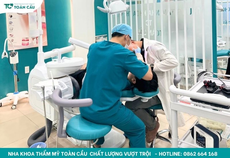 So sánh trồng răng implant và cầu răng sứ – Phương pháp nào tốt hơn? 6 Bác sĩ mài hai răng kế cận để làm trụ