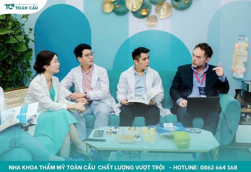 Các bác sĩ có nhiều năm kinh nghiệm trong phục hình răng sứ