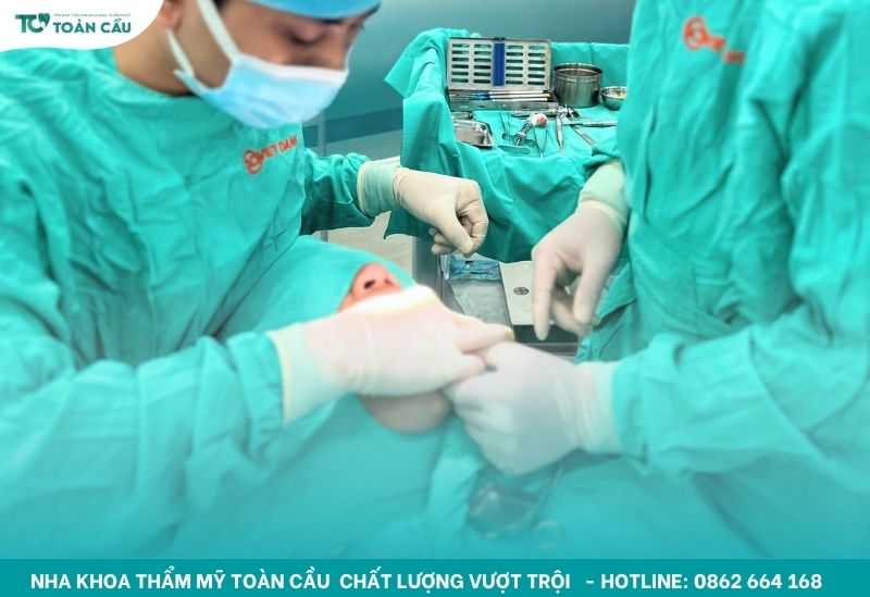 Cấy ghép implant toàn hàm là một cuộc phẫu thuật khá phức tạp