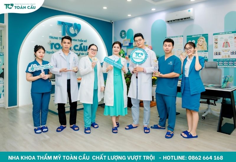 Xu hướng niềng răng mắc cài kim loại tự buộc mới nhất 2025 5 Đội ngũ bác sĩ chuyên môn cao