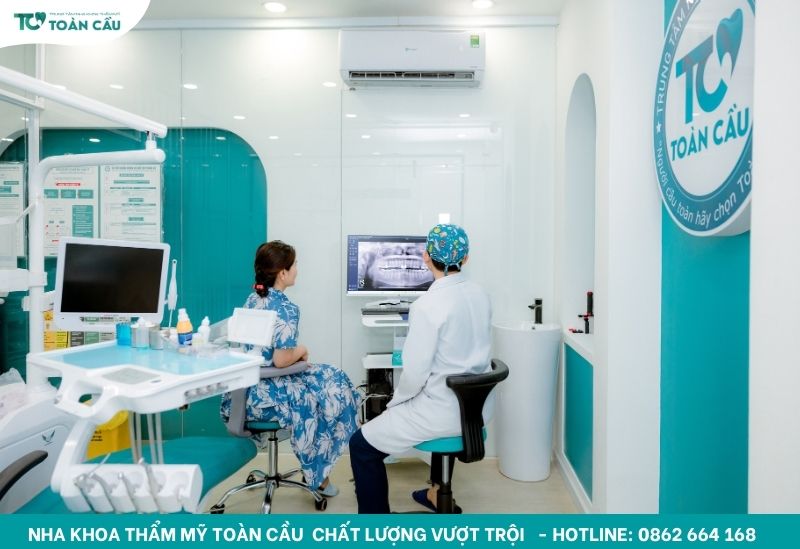 Gợi ý nha khoa trám răng uy tín TPHCM cho nụ cười bền đẹp 4 Bác sĩ phân tích ảnh chụp phim