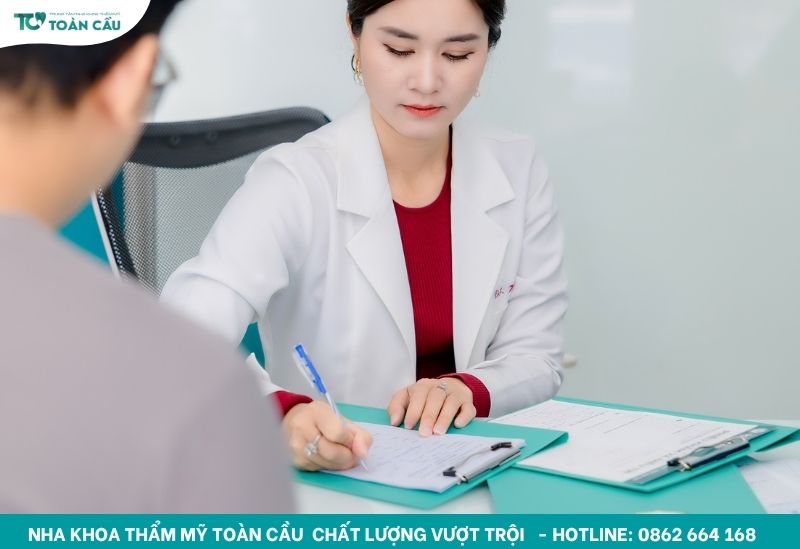 Bác sĩ sẽ thăm khám tổng quát và đánh giá tình trạng