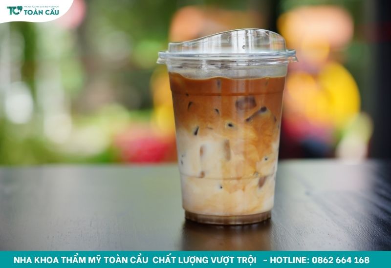 Tẩy trắng răng nên kiêng gì để giữ răng trắng bền lâu? 3 Hạn chế cà phê sau tẩy trắng