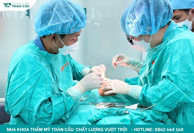 Trồng răng sứ giá bao nhiêu để vừa đẹp vừa bền lâu? 2 Khách hàng trồng răng sứ