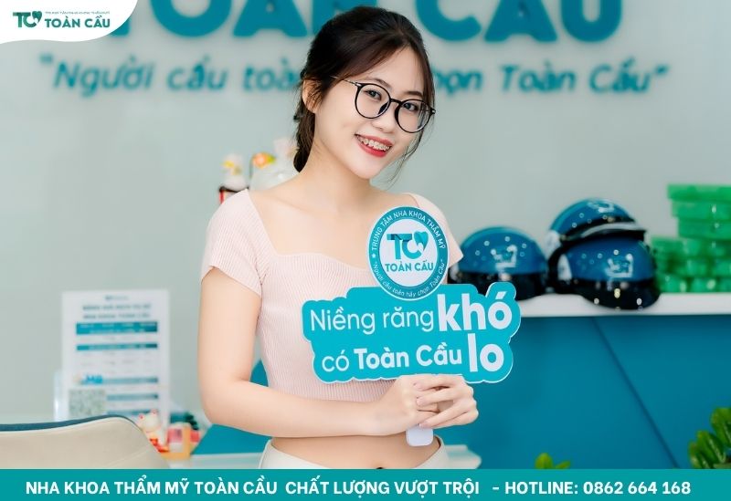Khách hàng niềng răng mắc cài kim loại