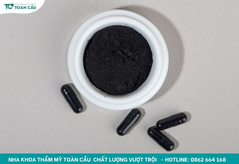 Cách làm trắng răng bị ố vàng lâu năm an toàn và hiệu quả 4 Dùng than hoạt tính hỗ trợ trắng răng
