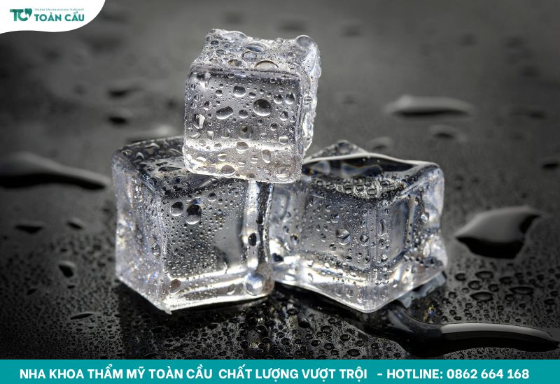 Dấu hiệu răng bị hư tuỷ và phương pháp điều trị an toàn 4 Đá lạnh khiến răng nhạy cảm