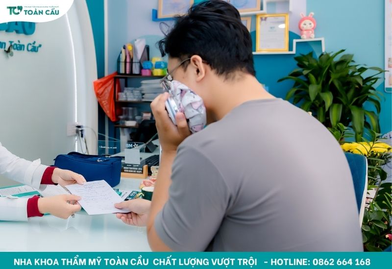 Tích cực chườm lạnh bên ngoài má