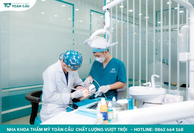 Giải đáp tụt lợi có tự khỏi không và cách điều trị hiệu quả 5 Bác sĩ làm sạch mảng bám