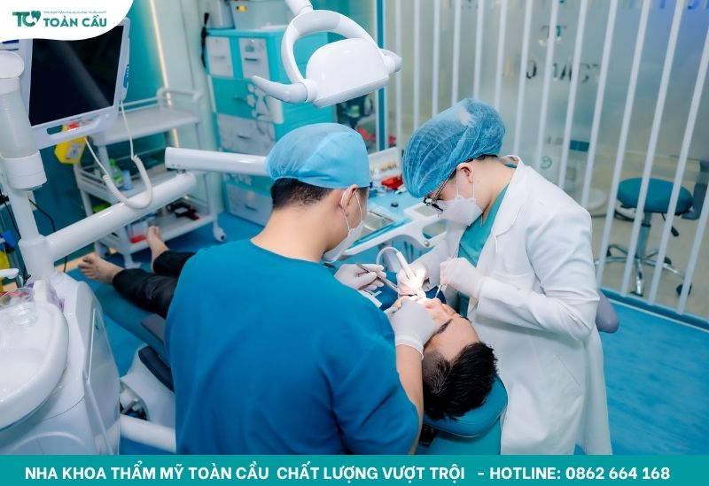 Bí quyết xử lý nhổ sót chân răng không lo viêm nhiễm 4 Thăm khám và xử lý nhổ sót chân răng tại nha khoa
