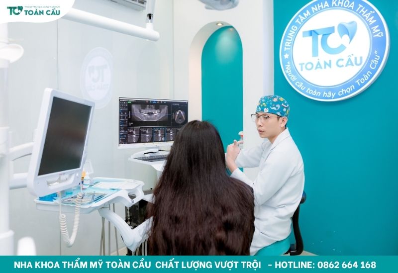 Bác sĩ kiểm tra kỹ lưỡng