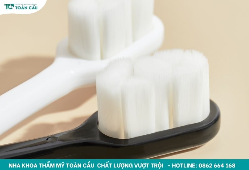 Chải răng ít nhất 2 lần mỗi ngày bằng bàn chải lông mềm