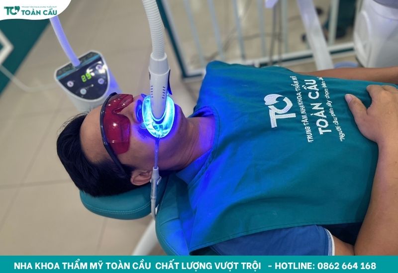 Lo lắng tẩy trắng răng có đau không? Tìm hiểu ngay! 5 Tẩy trắng răng bằng công nghệ Laser tiên tiến