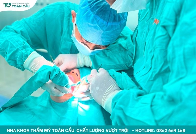Trồng răng implant cho người lớn tuổi
