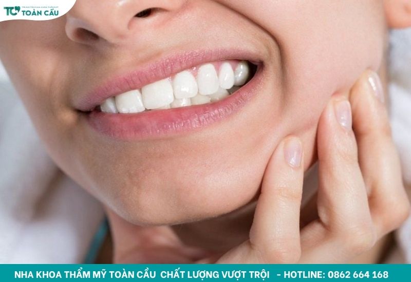 Bọc răng sứ bị đau chân răng