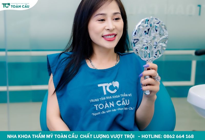 Khách hàng bọc răng sứ